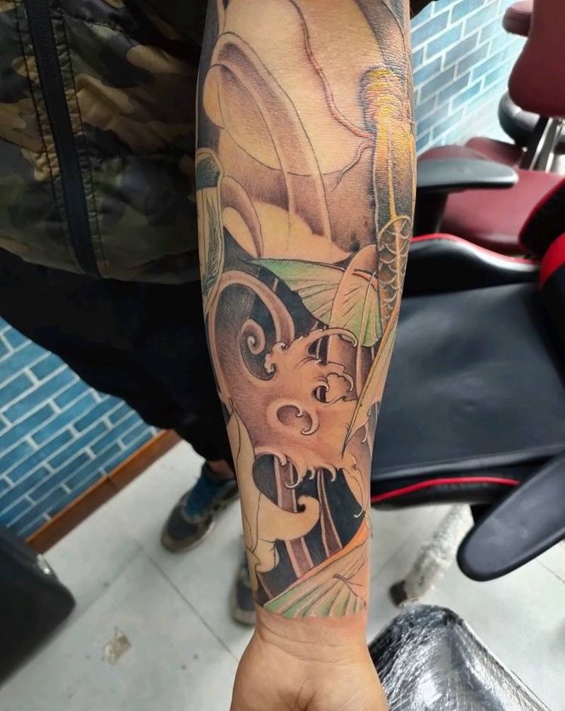 锦鲤纹身图片_手臂新传统鱼，水浪纹身图案