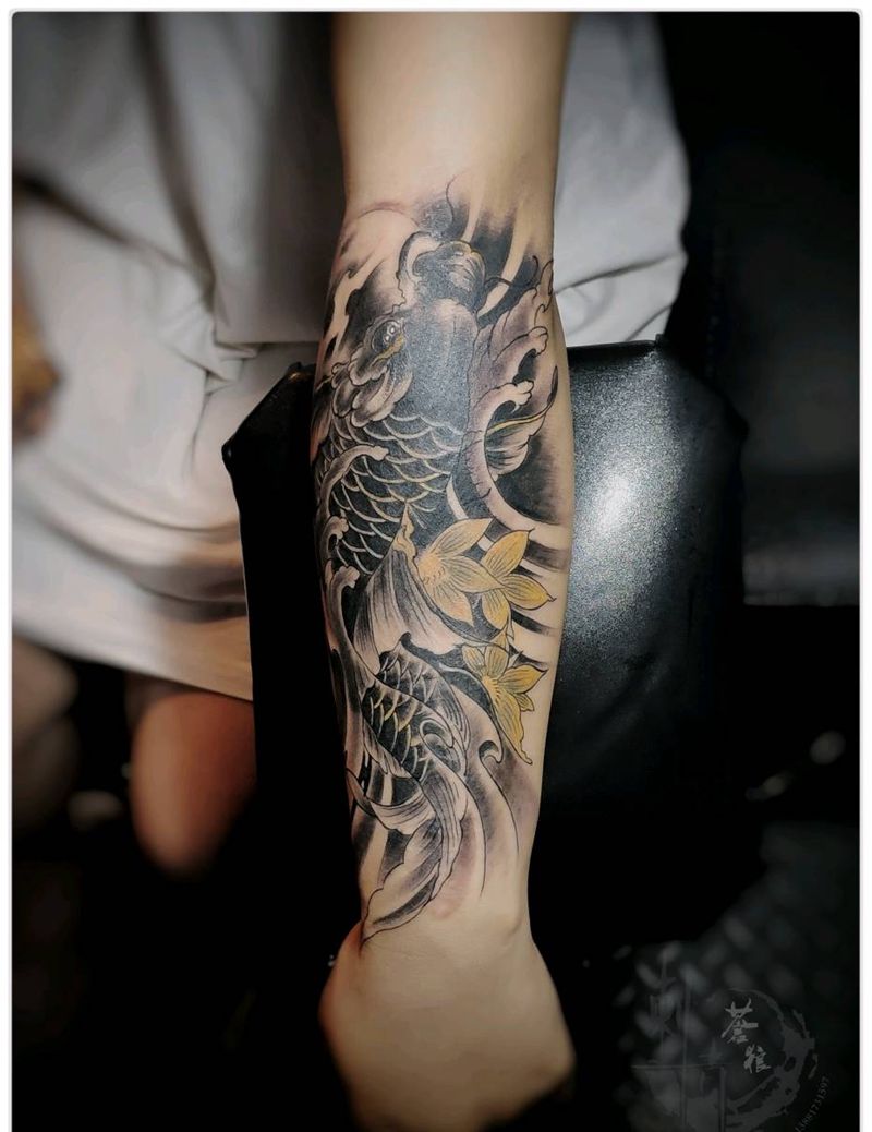 鱼纹身图片_手臂纹身图案
