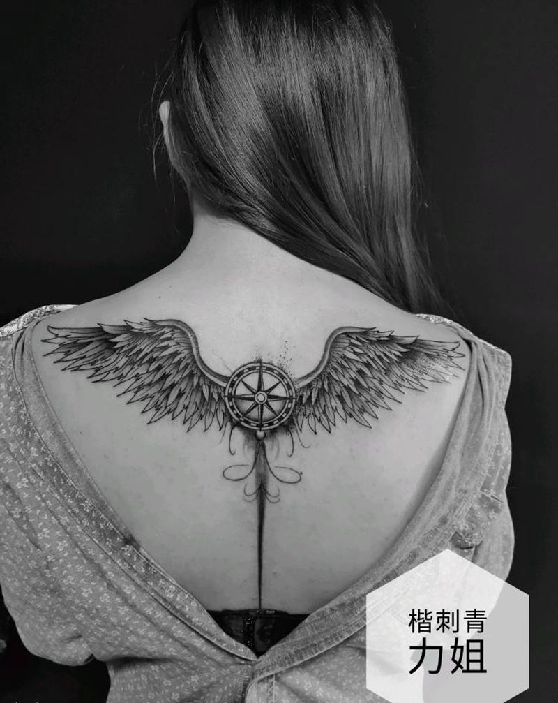 翅膀纹身图片_背部纹身图案