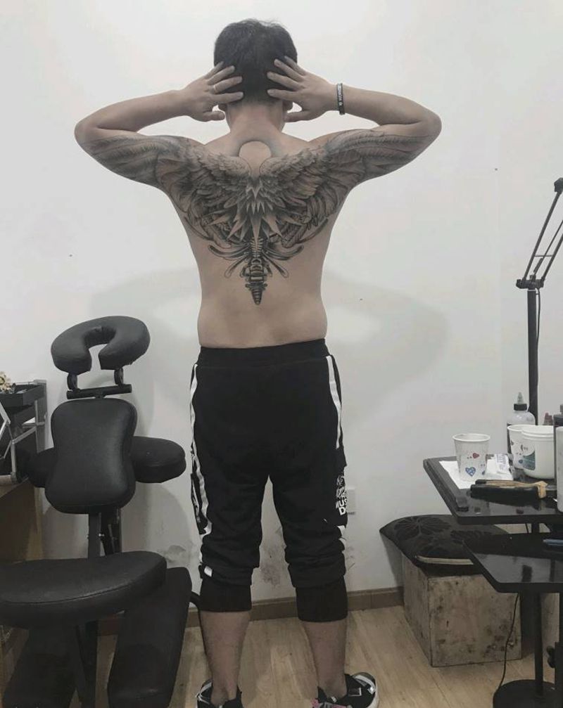翅膀纹身图片_背部纹身图案