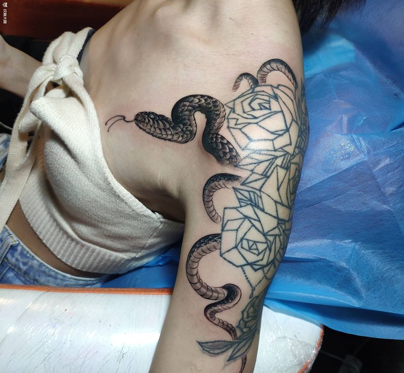 蛇   未完成作品纹身图片_手部手臂纹身图案