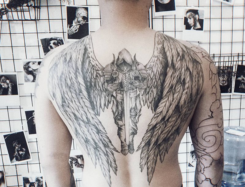 守护。纹身图片_背部肩部点刺翅膀。骑士纹身图案