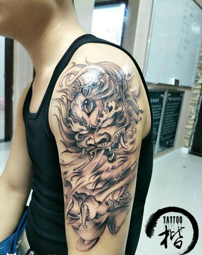 大臂唐狮纹身图片