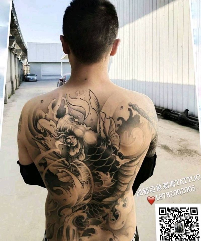 满背锦鲤纹身图片_背部新传统锦鲤纹身图案