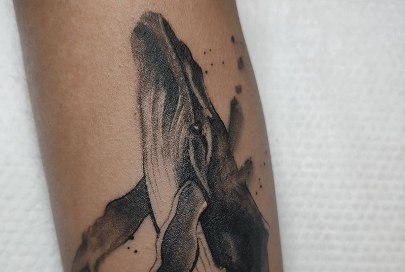 鲸鱼纹身图片_手部水墨纹身图案