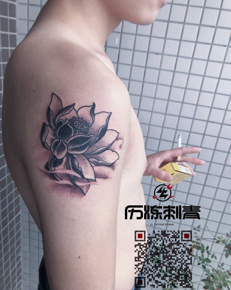 大臂莲花纹身图片