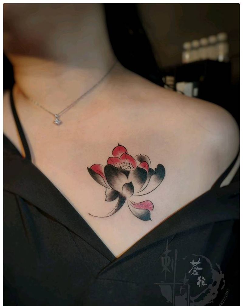荷花纹身图片_胸部纹身图案