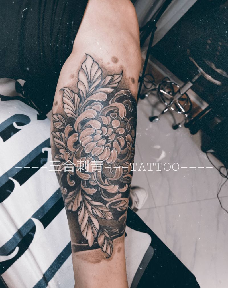 菊花遮盖纹身图片_腿部新传统纹身图案