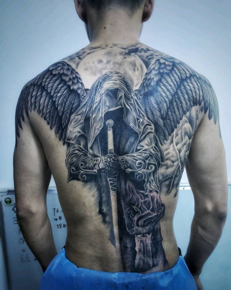 未完成纹身图片_背部欧美写实纹身图案