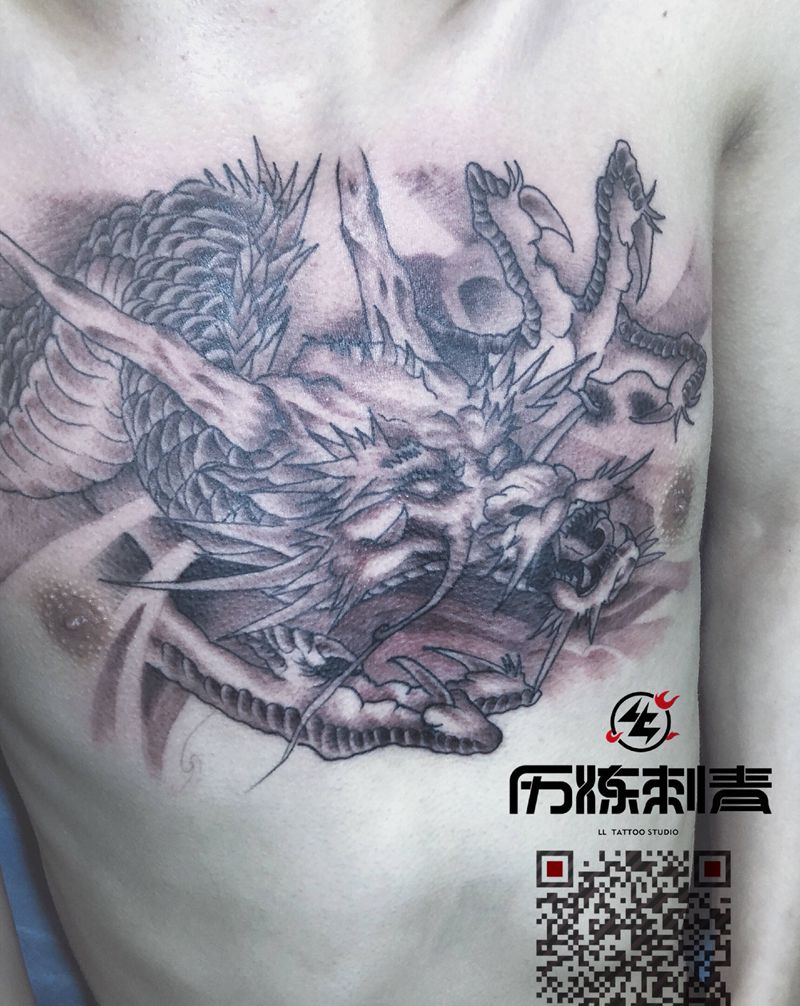 胸口大龙纹身图片