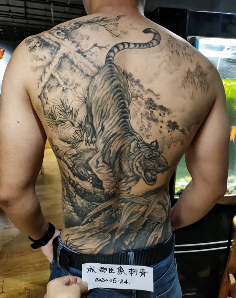 下山虎纹身图片_背部水墨纹身图案