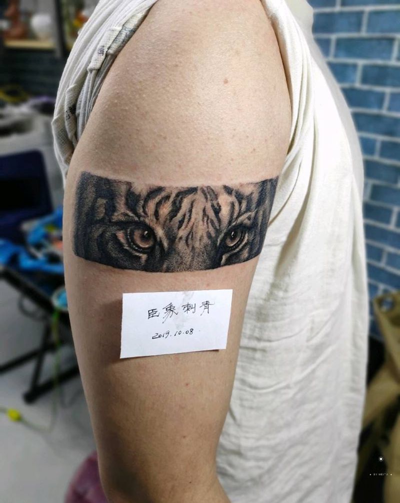 窥纹身图片_手臂欧美写实虎纹身图案