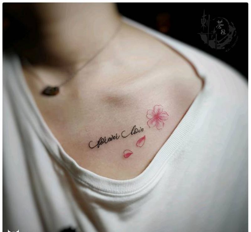 花纹身图片_胸部纹身图案