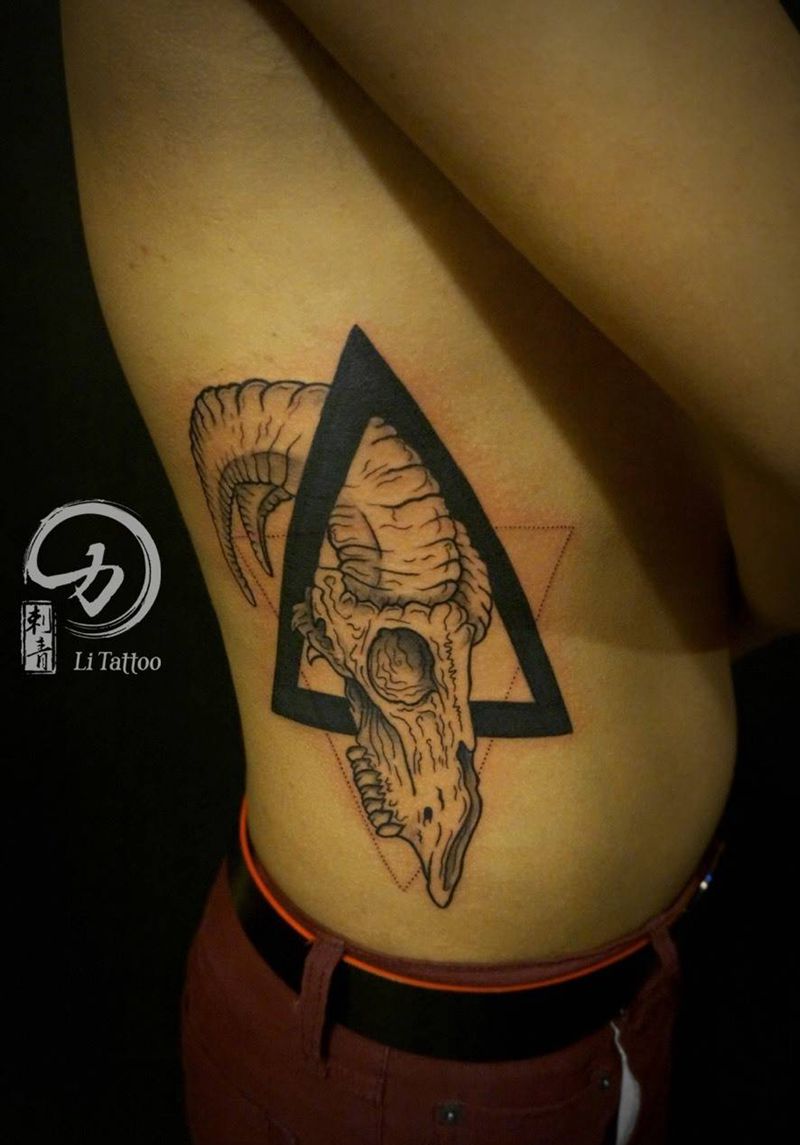 羊头纹身图片_成品腰部欧美几何动物纹身图案