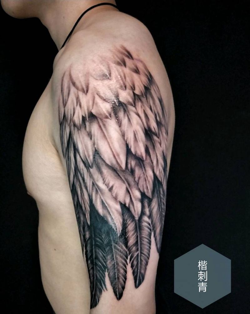 翅膀纹身图片_手臂新传统欧美写实纹身图案