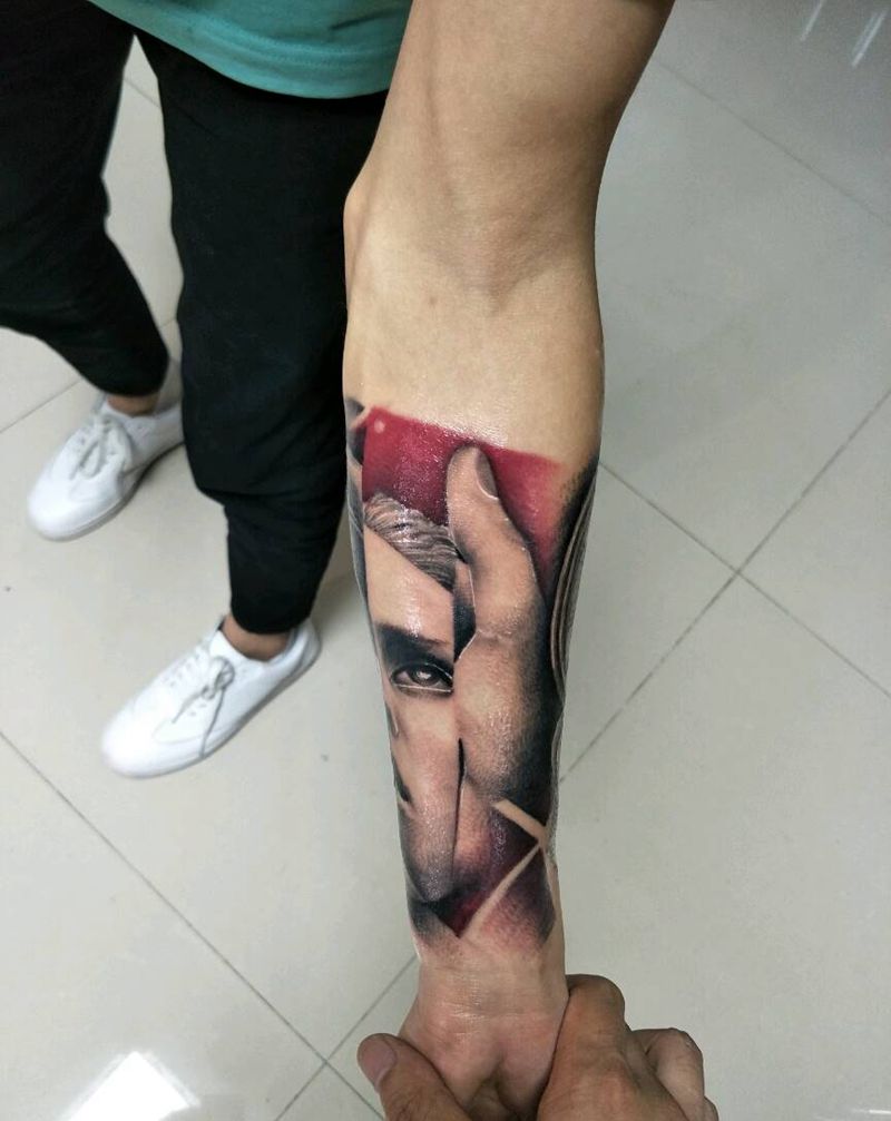 欧美人物钟表玫瑰纹身图片