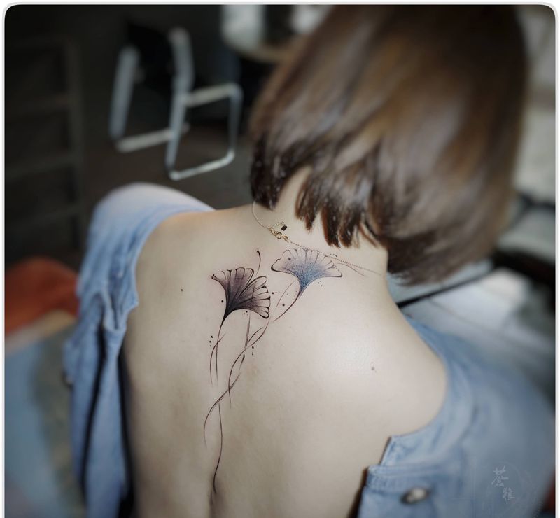 银杏叶纹身图片_背部纹身图案