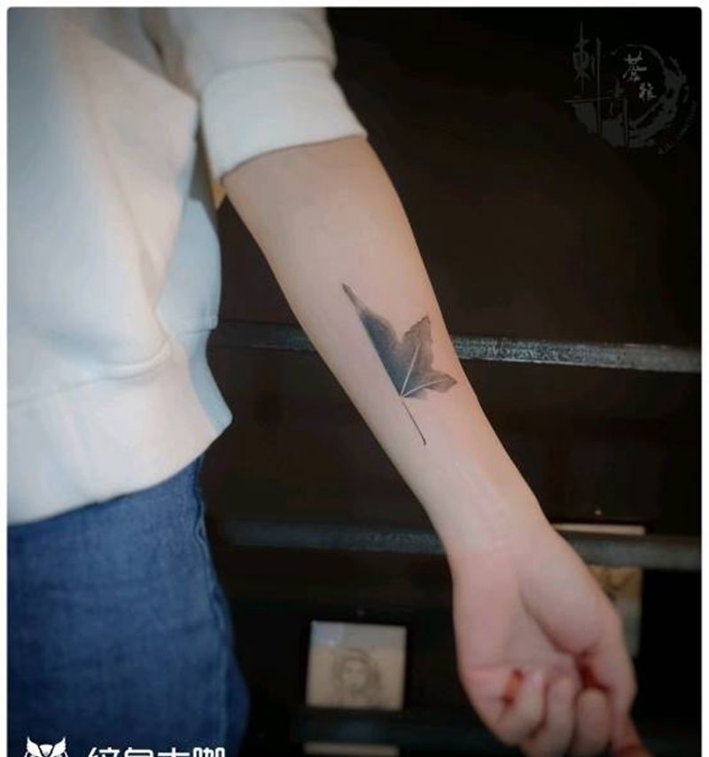枫叶纹身图片_手部纹身图案