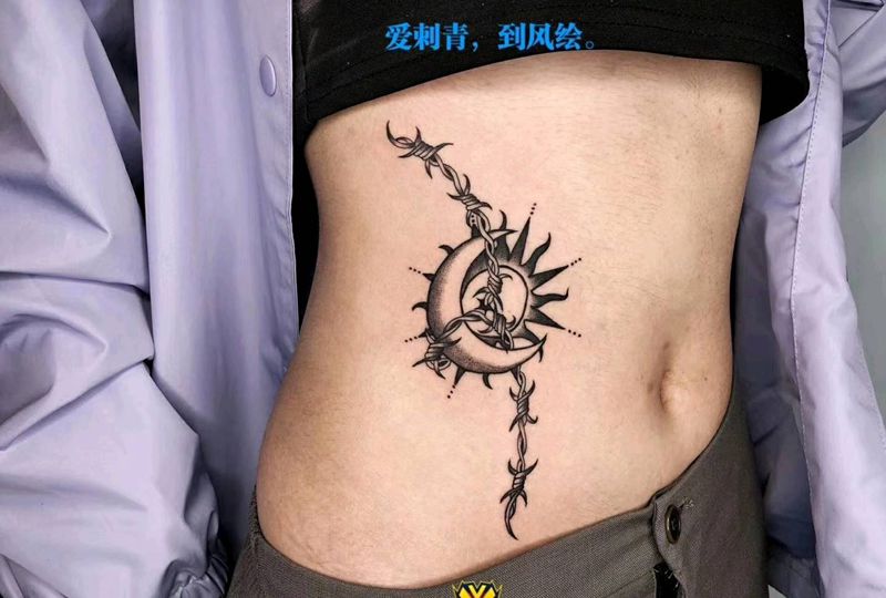 日月同辉纹身图片_腰部纹身图案