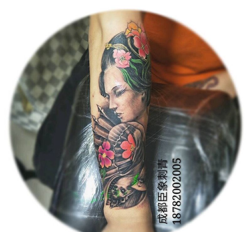 一个手臂2个风格纹身图片