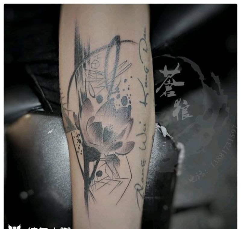 荷花纹身图片_手部纹身图案