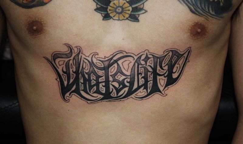 花体英文纹身图片_胸部花体字New School纹身图案