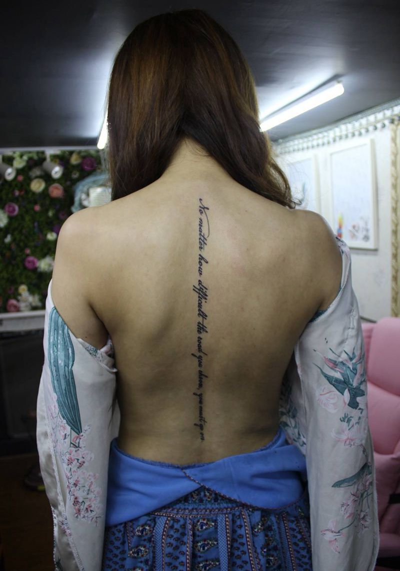 脊柱英文纹身图片_背部花体字几何纹身图案