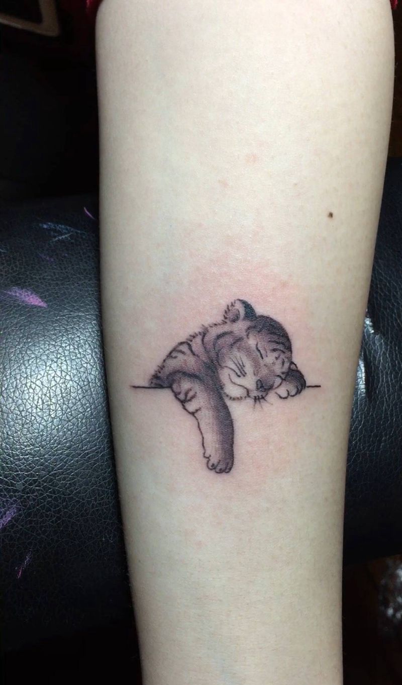 小脑斧小星球做猫山浪纹身图片_成品脚部手臂腰部清新字符肖像动物情侣国画纹身图案