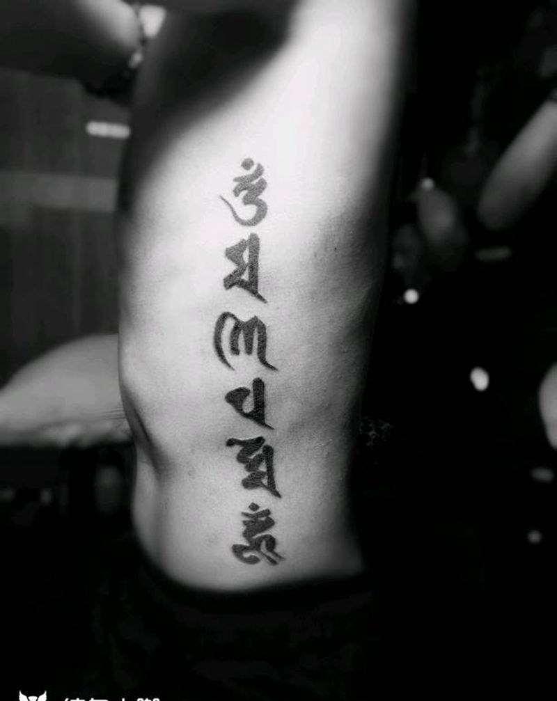 六字真言纹身图片_腰部纹身图案