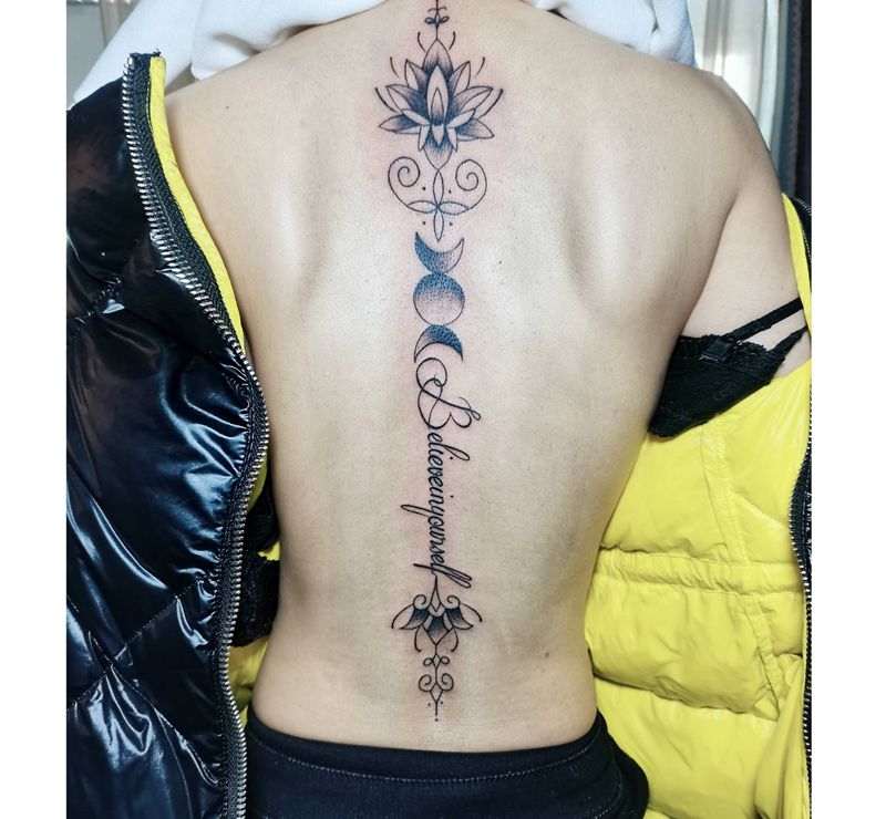 樊花加英文纹身图片_背部纹身图案