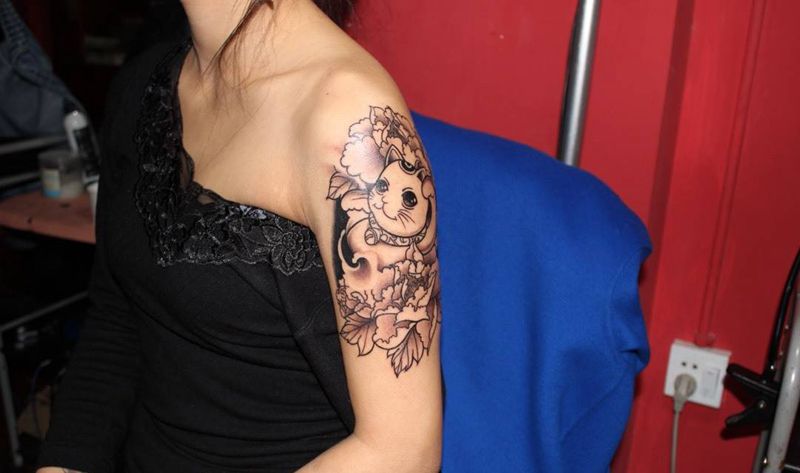 招财猫纹身图片_成品手臂清新传统动物鬼神纹身图案