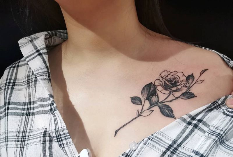 素花纹身图片_胸部素花，简约纹身图案