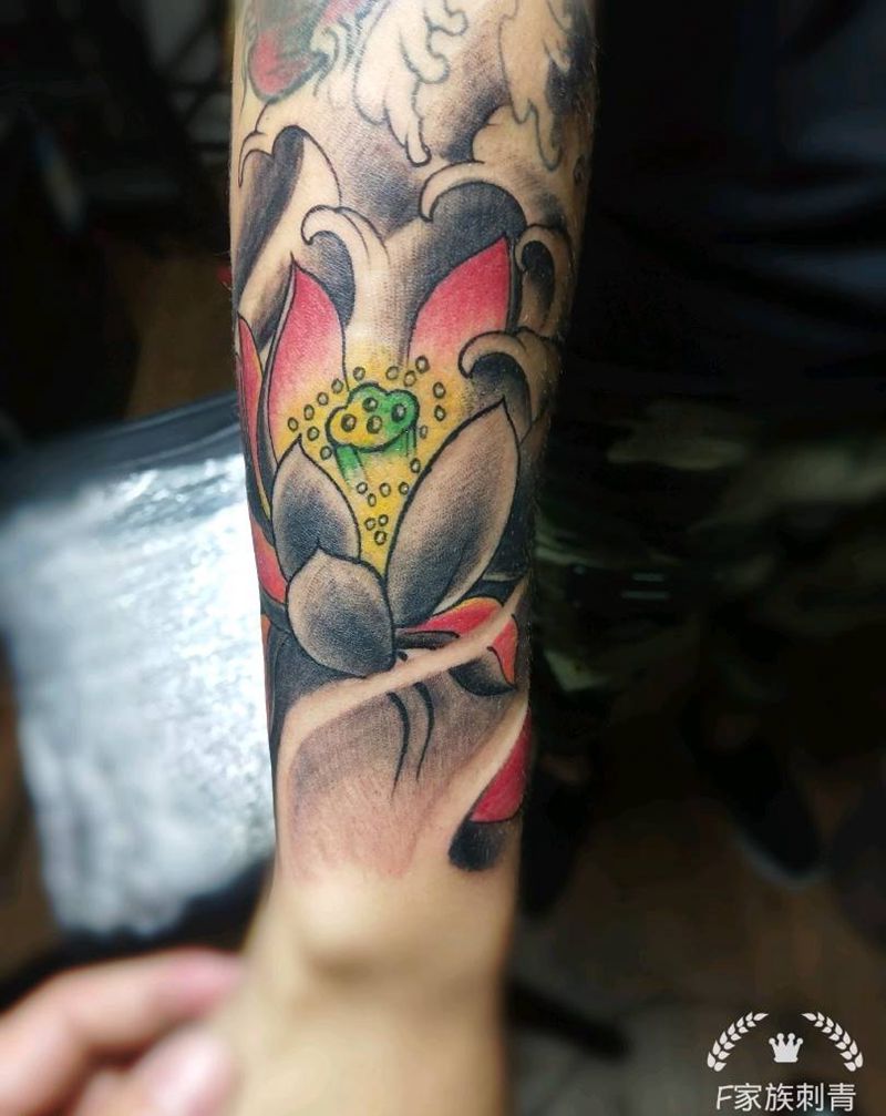 荷花纹身图片_手部纹身图案