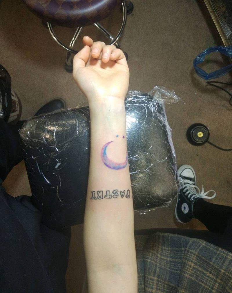 月亮纹身图片_手部传统清新纹身图案