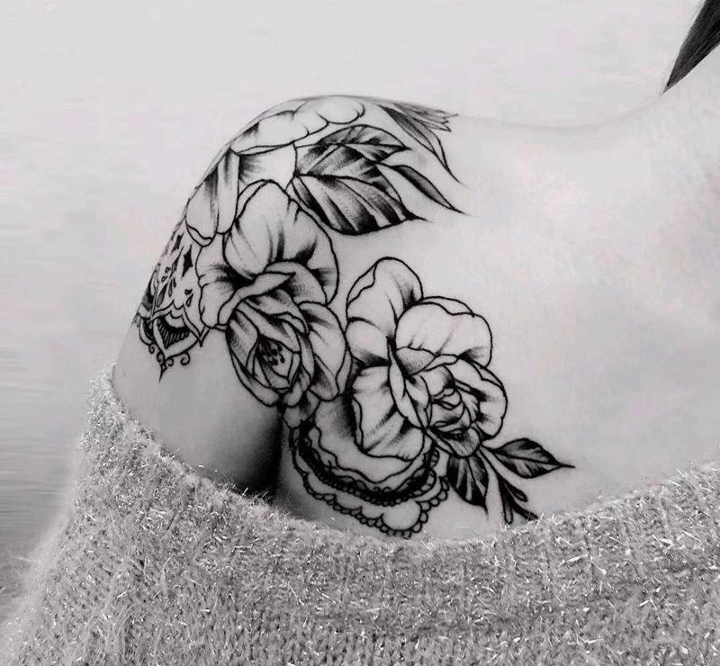 肩花纹身图片_肩部素花纹身图案