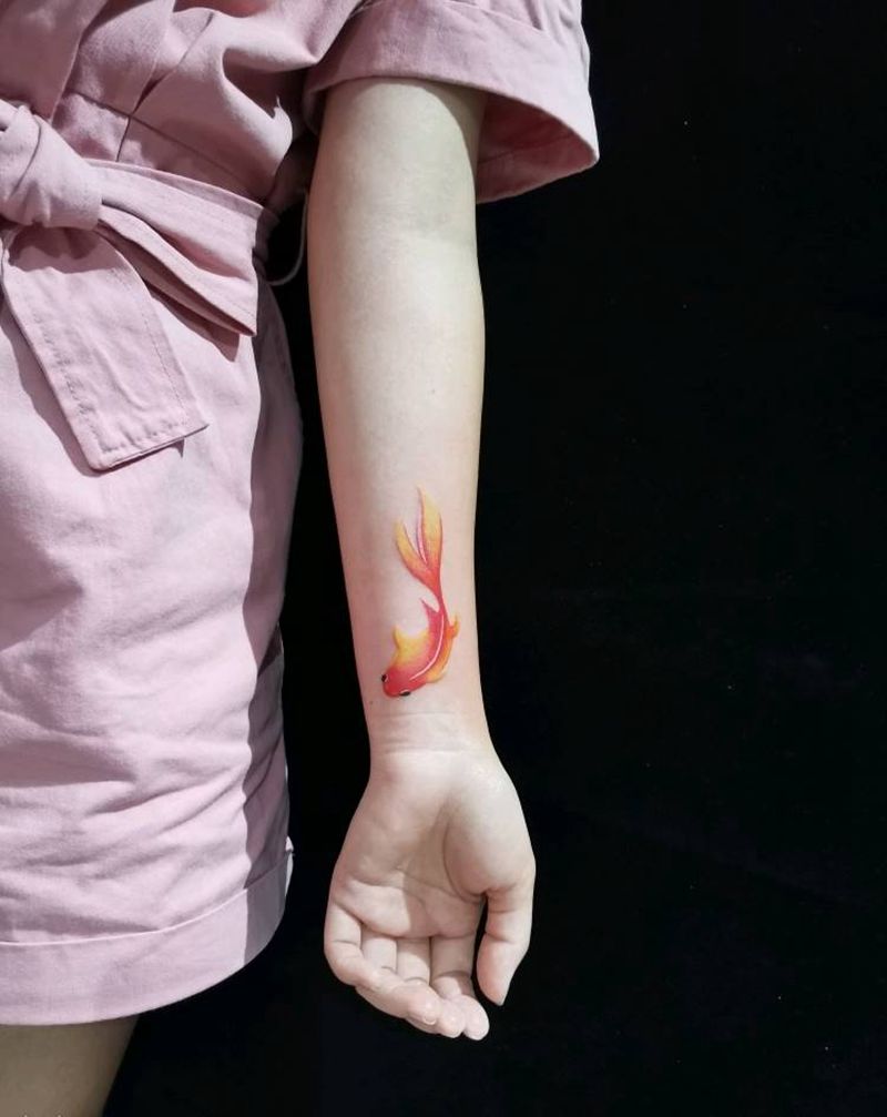 金鱼纹身图片_手部水彩纹身图案