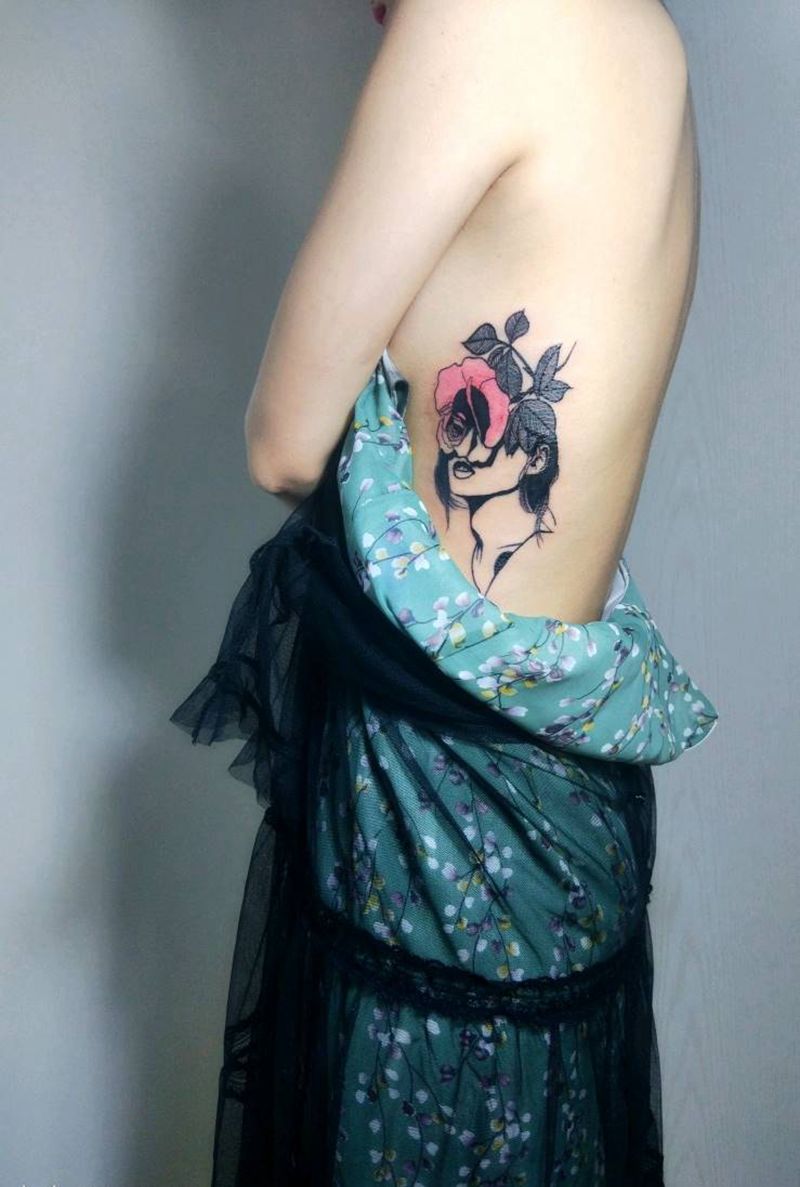 花纹身图片_腹部清新人物纹身图案