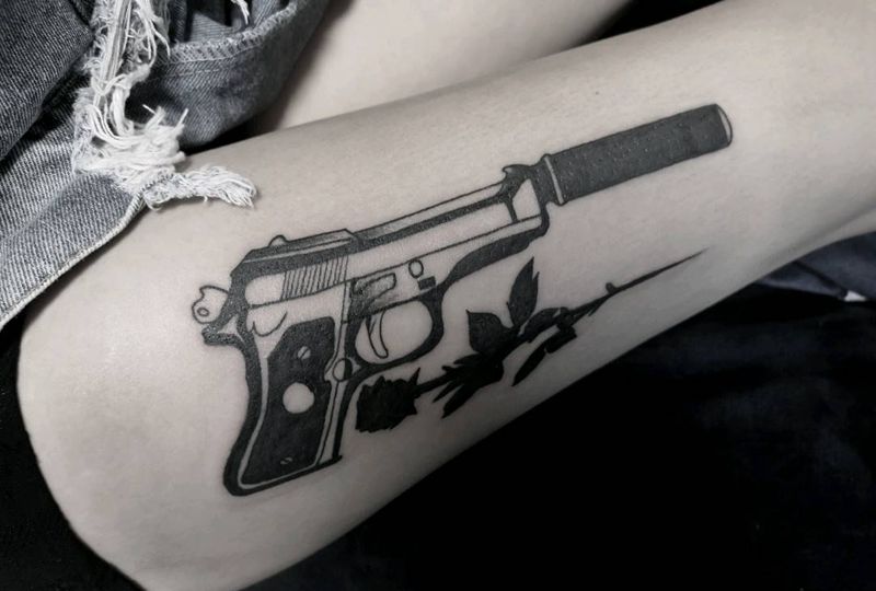 表情包小姐姐纹身图片_腿部Old SchoolNew School枪玫瑰黑暗纹身图案