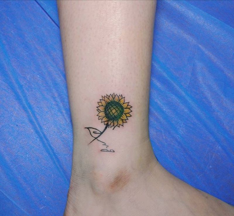 向日葵纹身图片_脚部传统清新植物纹身图案