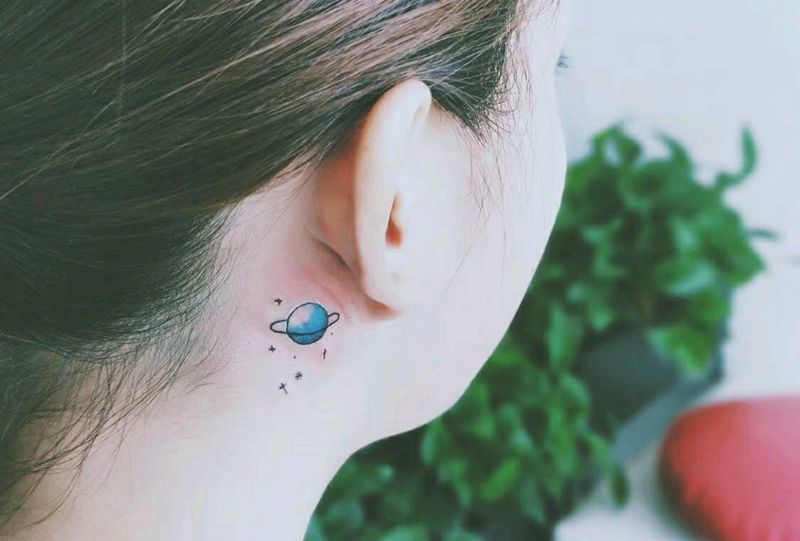 耳后星球纹身图片