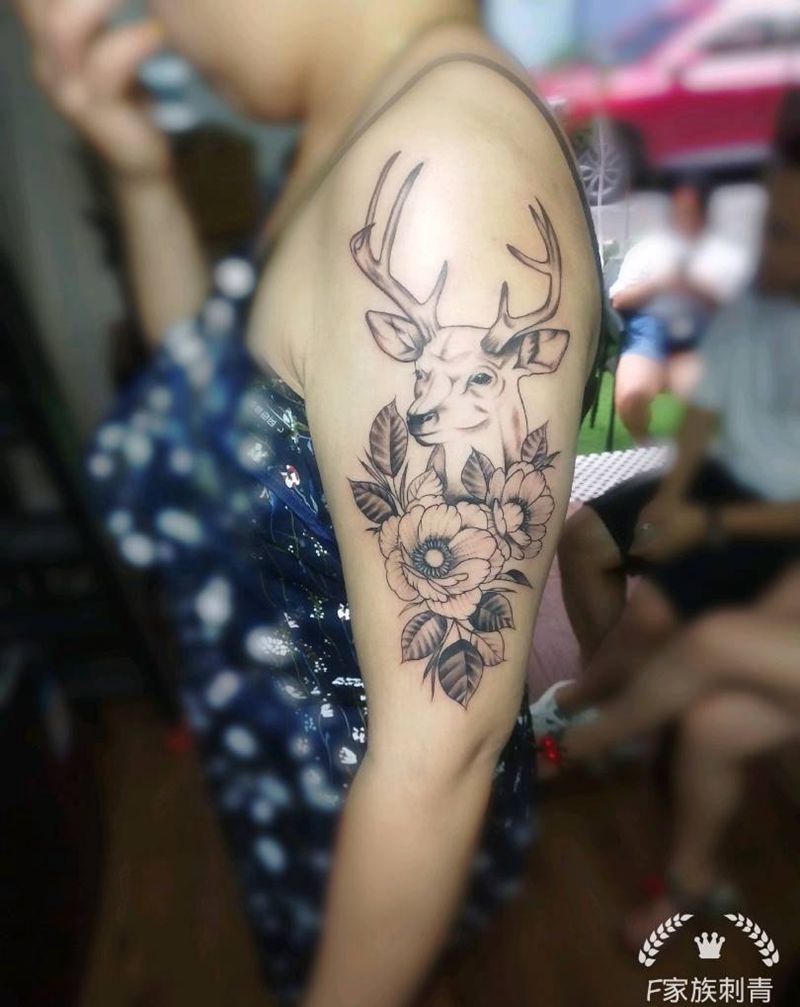 素花鹿纹身图片_手臂纹身图案
