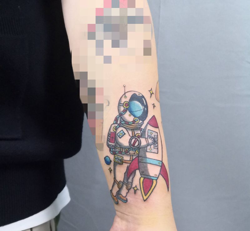 宇航员纹身图片_手臂纹身图案