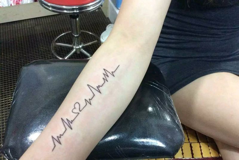 心电图纹身图片_手臂清新几何纹身图案