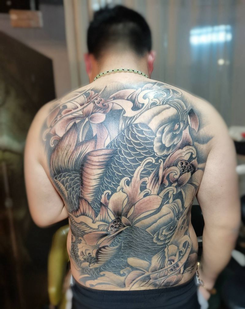 满背鲤鱼纹身图片_背部纹身图案