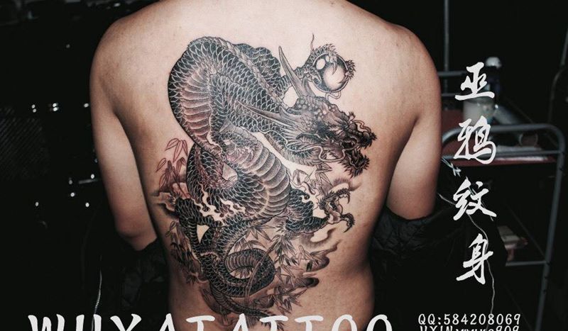 龙燕子花英文纹身图片_成品胸部背部脚部传统欧美清新动物植物字符纹身图案