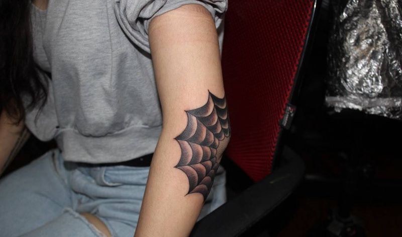 punk蜘蛛网纹身图片_手臂欧美写实Old School纹身图案