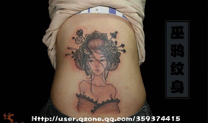 艺伎纹身图片_腰部水墨新传统纹身图案