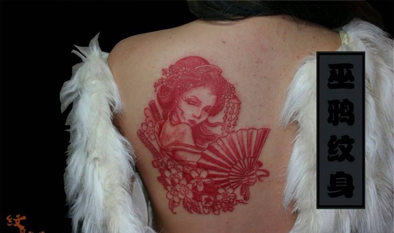 艺伎纹身图片_背部新传统水彩纹身图案