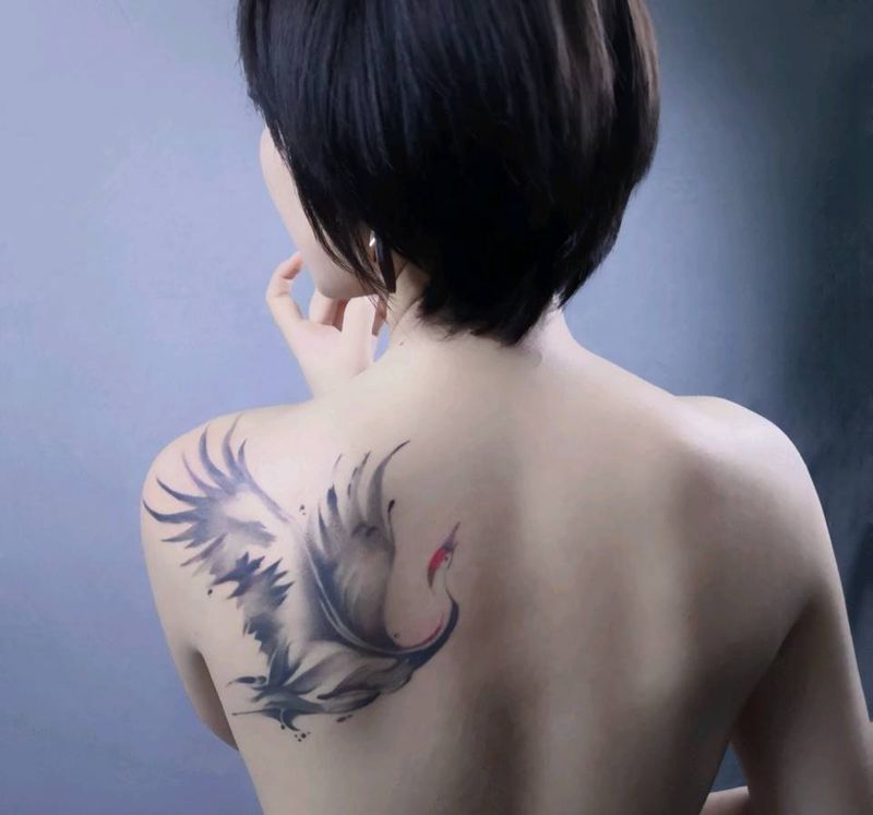 鹤纹身图片_背部新传统水墨纹身图案