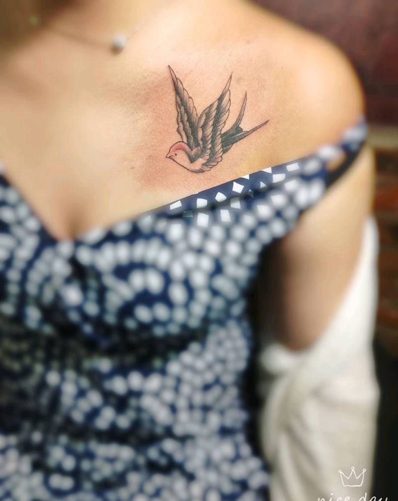 燕子纹身图片_胸部纹身图案